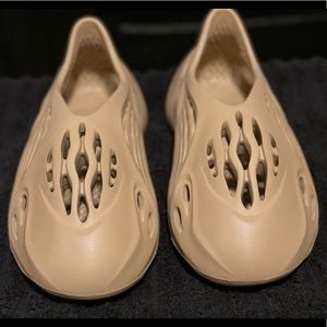 Size 13 ochre foam runner lightly use